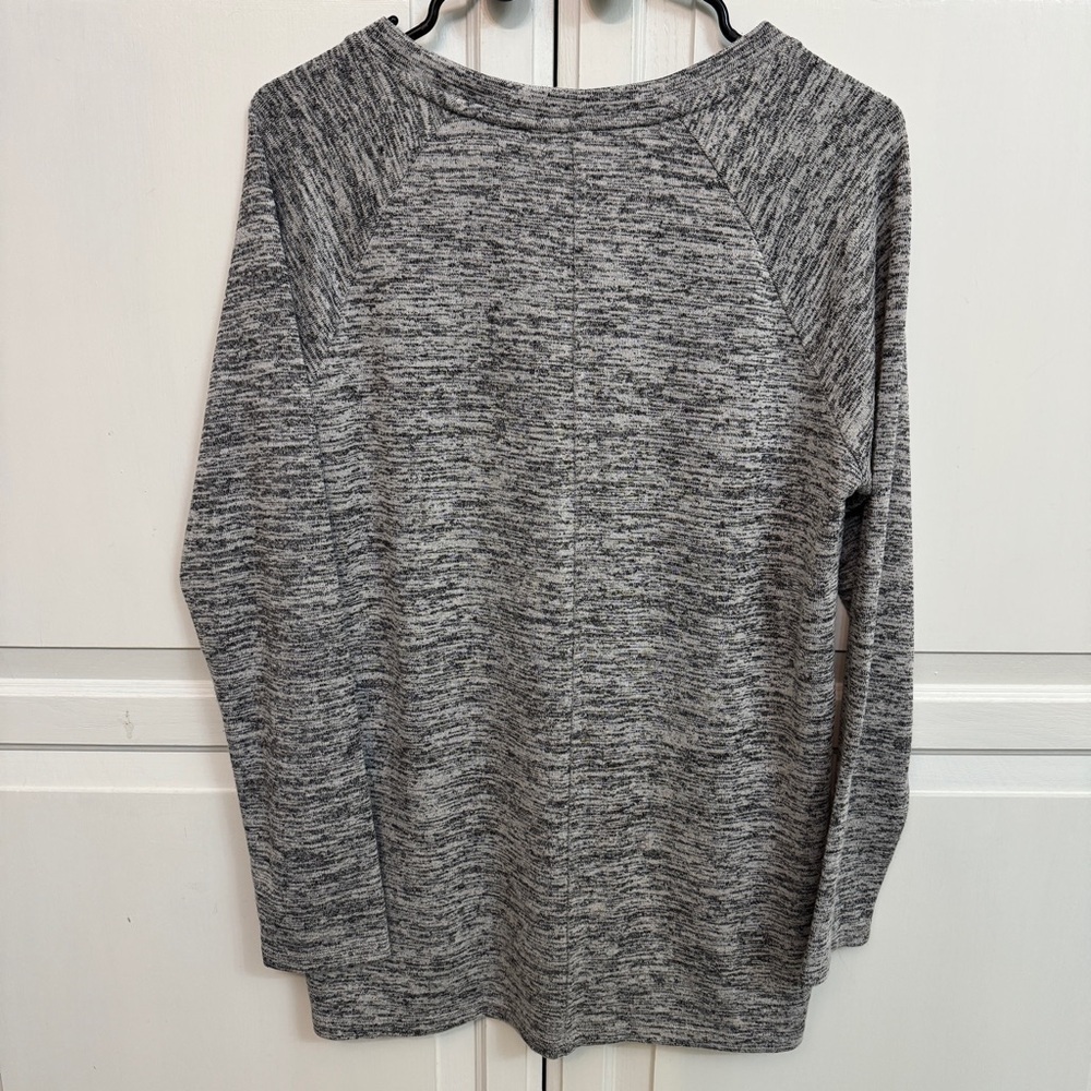 Banana Republic Heathered Gray V-Neck Top size M. - Picture 4 of 4